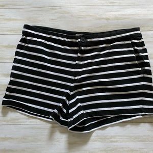 Women’s Gap black and white stripped shorts